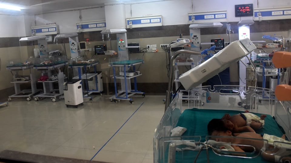 Two pregnant women treatment on one bed in Aligarh women hospital