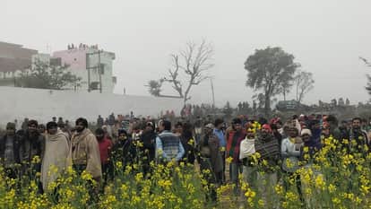 UP: In Meerut, 'Basanti', adamant on marrying 'Veeru', climbed the tower, said - I will jump, call my lover.
