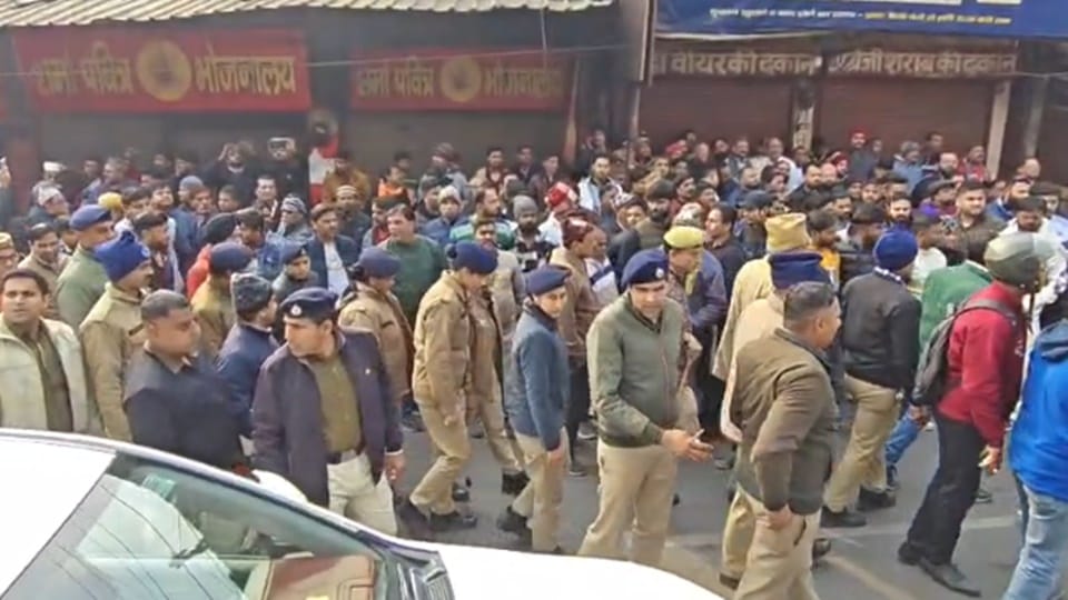 Moradabad: bulldozer arrived demolish shops built on railway land; BJP MLA arrived support shopkeepers