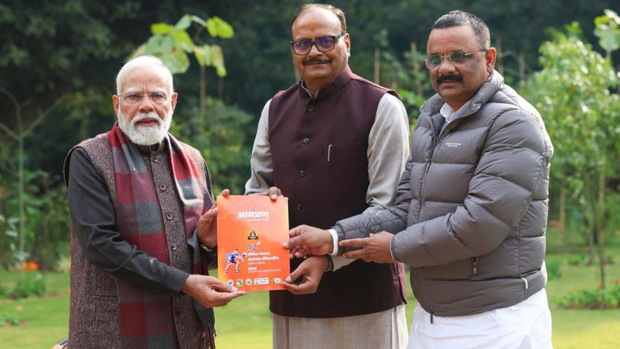 Mayor Ashok Kumar Tiwari handed over invitation for Sports Mahakumbh to PM Modi in varanasi