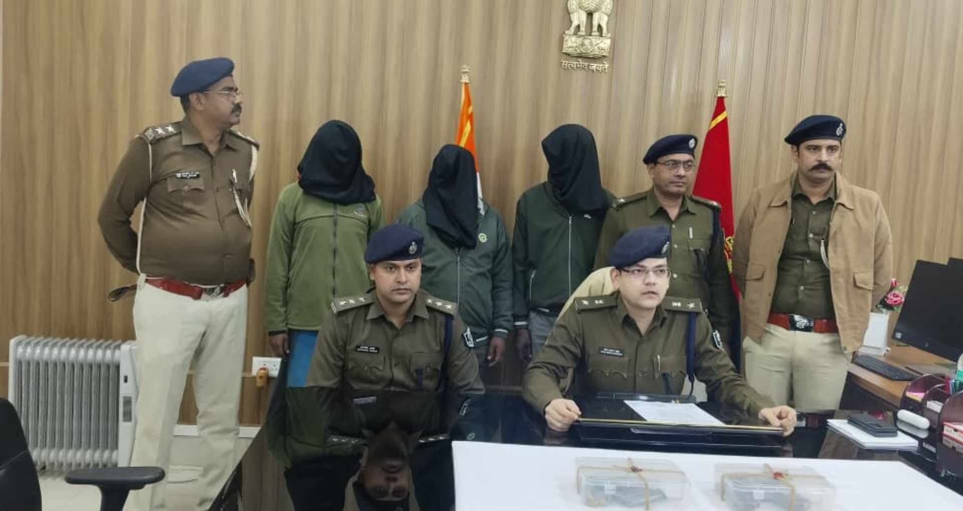 पुलिस की गिरफ्त में अपराधी