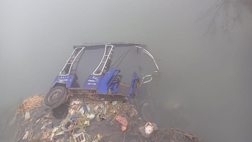 E-rickshaw overturned in the drain due to fog