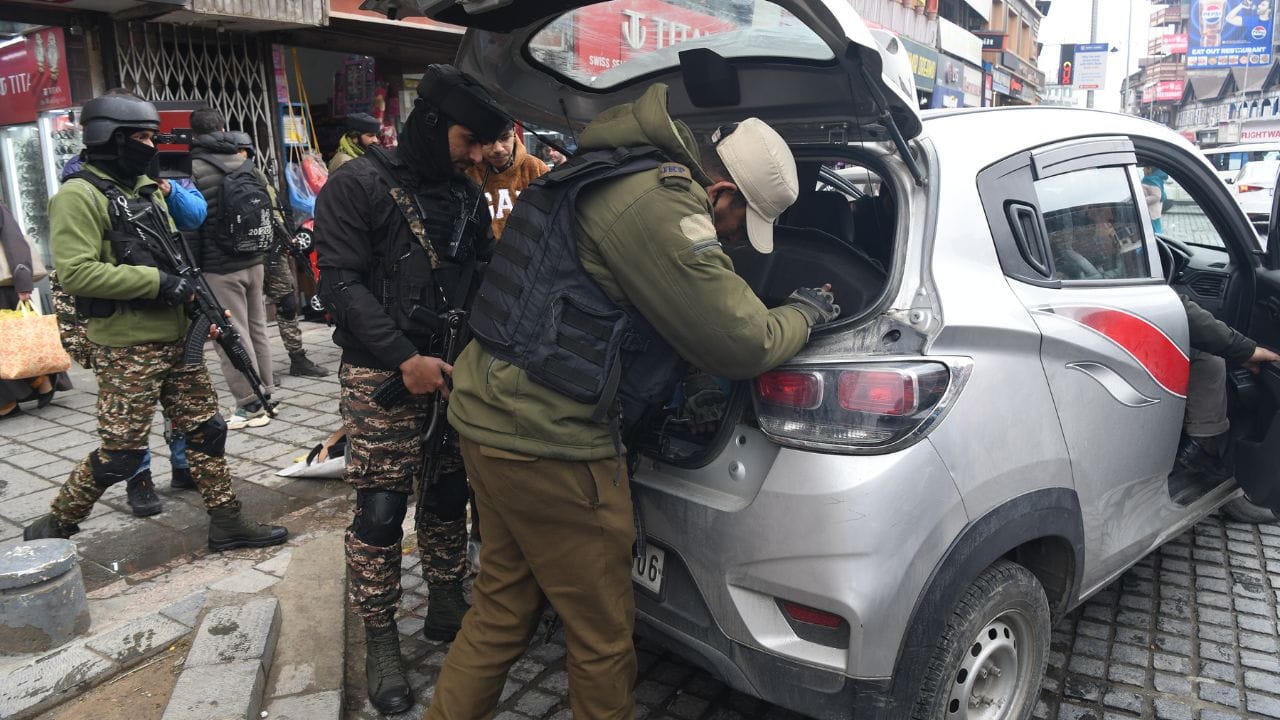 Security tightened in Srinagar ahead of the New Year, security forces increased surveillance, strict vigil at