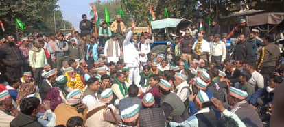 Agra Farmer tractor march chokes Etmadpur police stop rally with bulldozer barricading