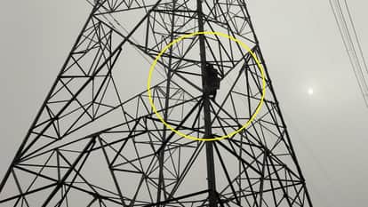 UP: In Meerut, 'Basanti', adamant on marrying 'Veeru', climbed the tower, said - I will jump, call my lover.