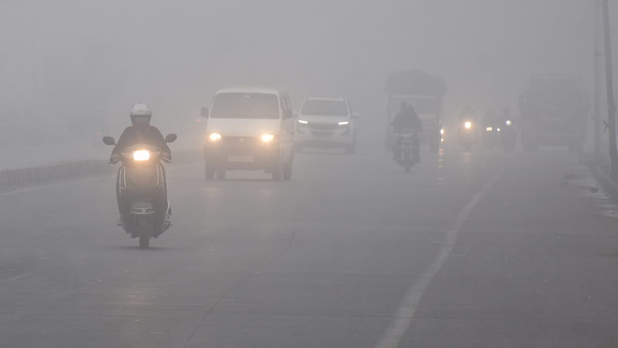 IMD Alert: Severe Cold and Dense Fog Grip North India, Snowfall Covers Himalayan Peaks