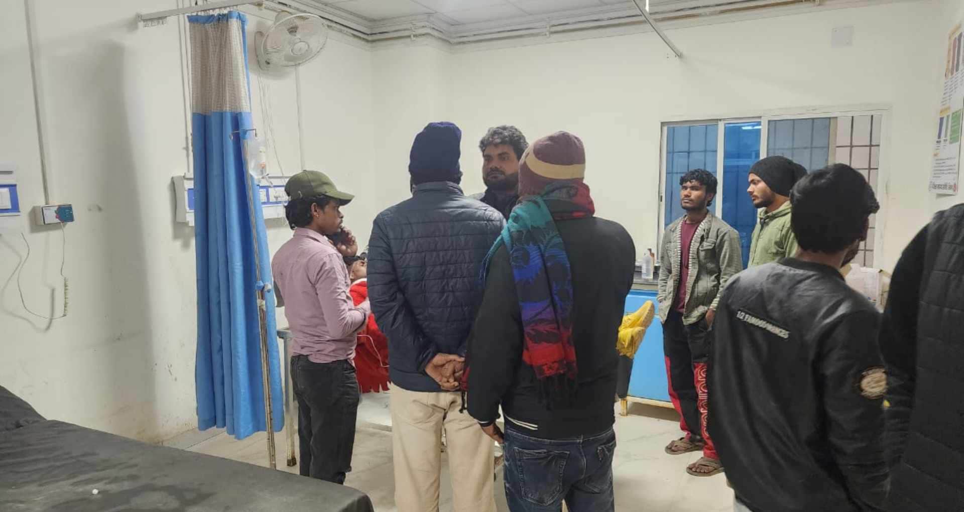 अस्पताल में मौजूद लोग