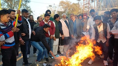 Mahila Congress held a candlelight march and burnt an effigy to protest attacks on Hindus in Bangladesh in Sur