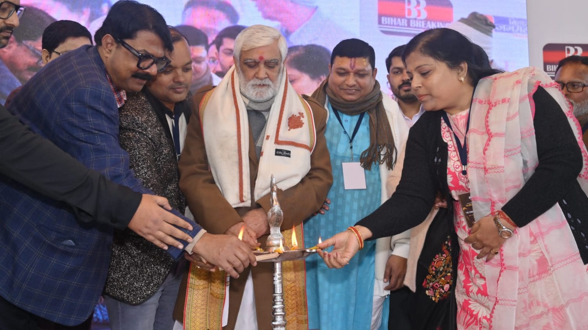 कार्यक्रम का उद्घाटन करते अतिथि