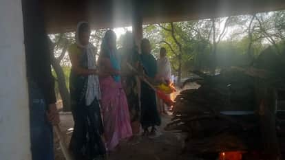 Picture breaking social conventions in Rajnandgaon Four daughters performed the last rites of their mother in