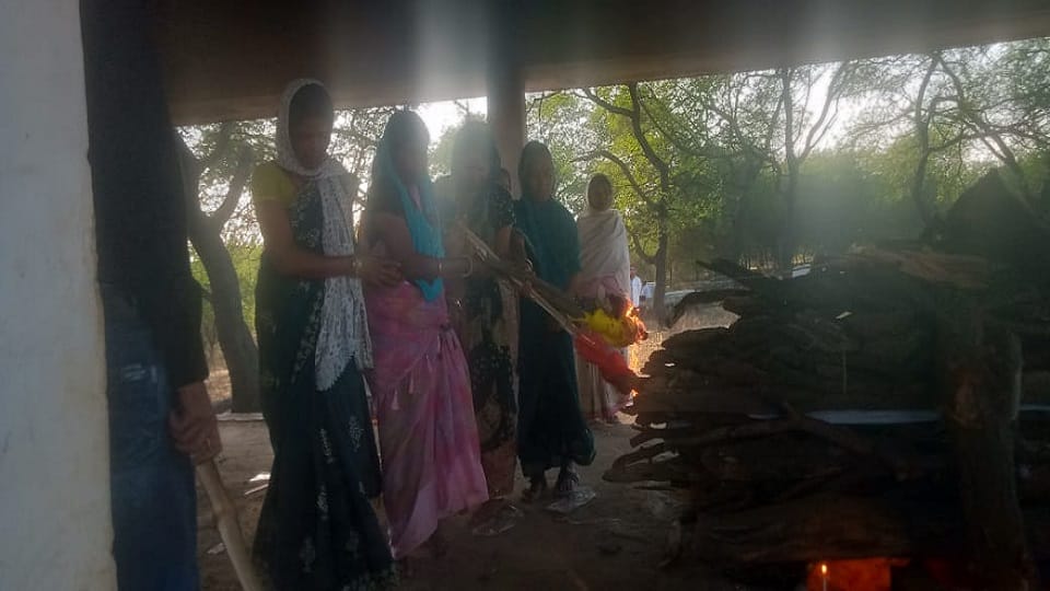 बेटियों ने किया मां का अंतिम संस्कार