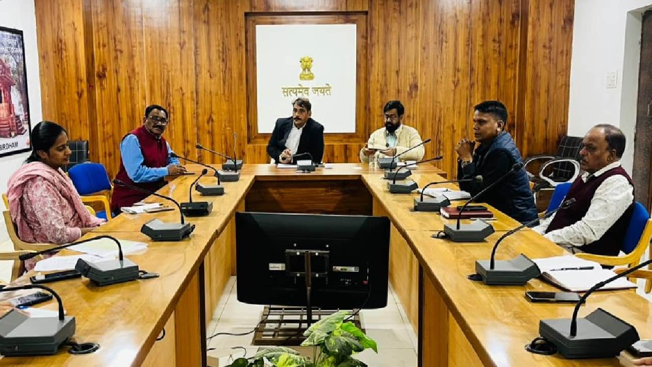 बैठक करते अधिकारी