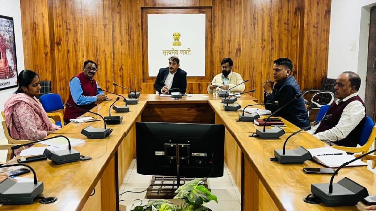 बैठक करते अधिकारी