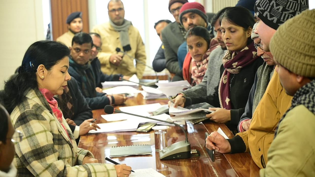 Bihar News: District Magistrate takes strict action on complaints against the education department