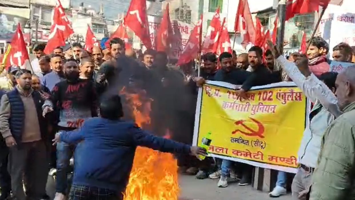 Himachal Mandi an ambulance worker attempt to set yourself on fire during strike