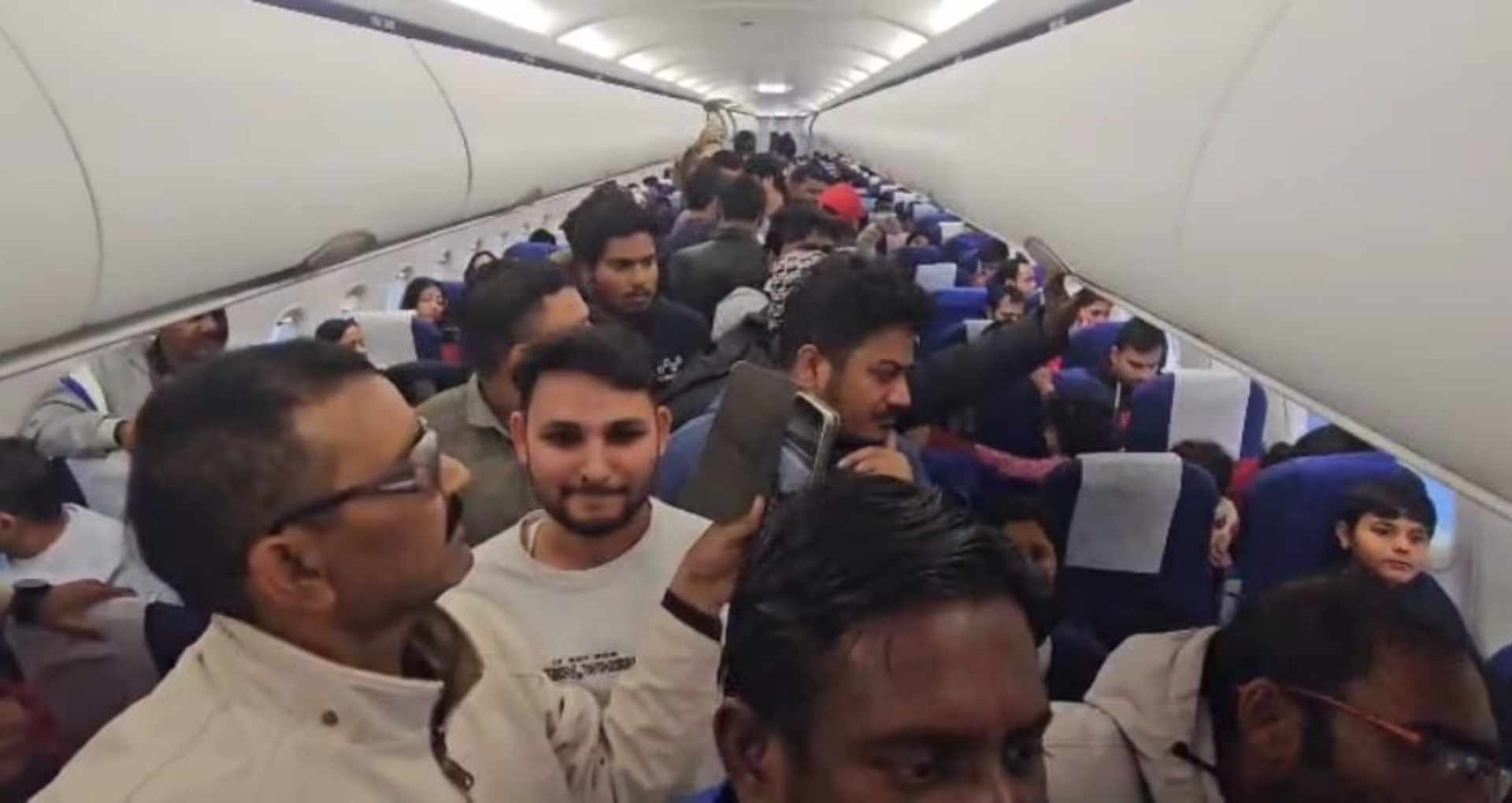 फ्लाइट में यात्रियों ने विरोध किया