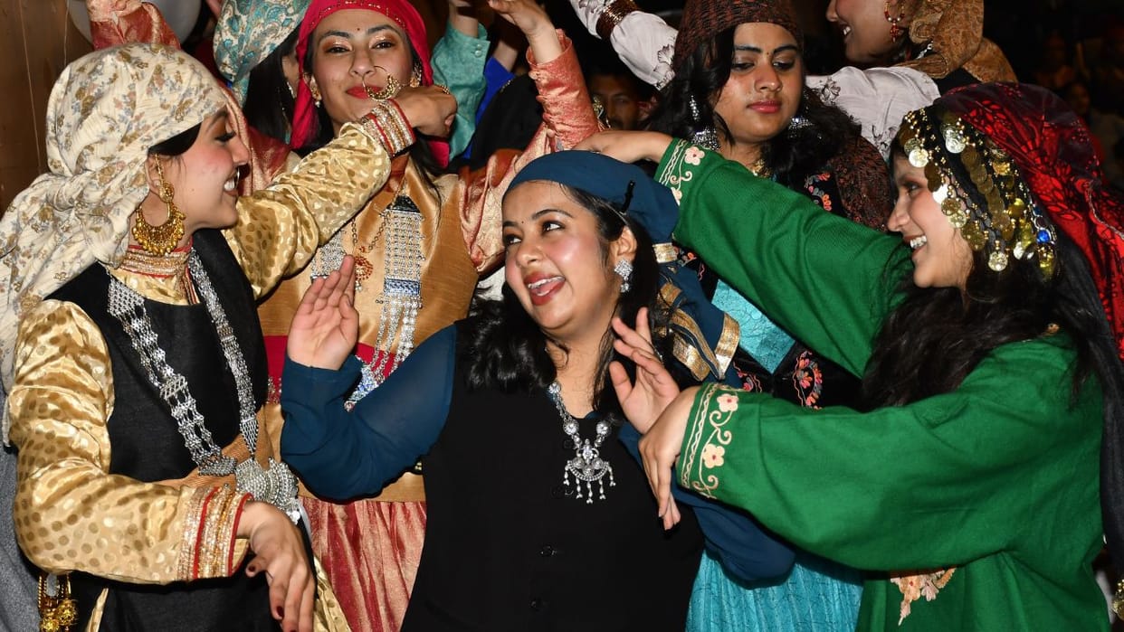 Shimla Winter Carnival 2025 third cultural evening Haryanvi artist Vivek Raghav and Pahari artist Rajesh Tyagi
