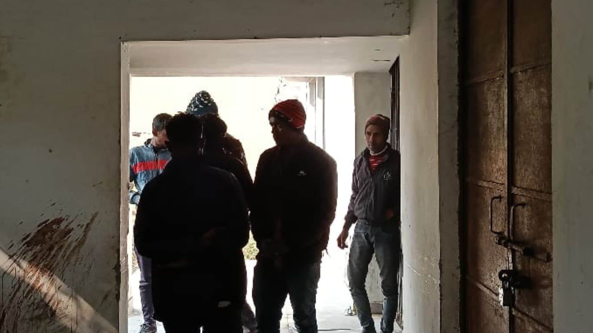 घटनास्थल पर जुटी भीड़