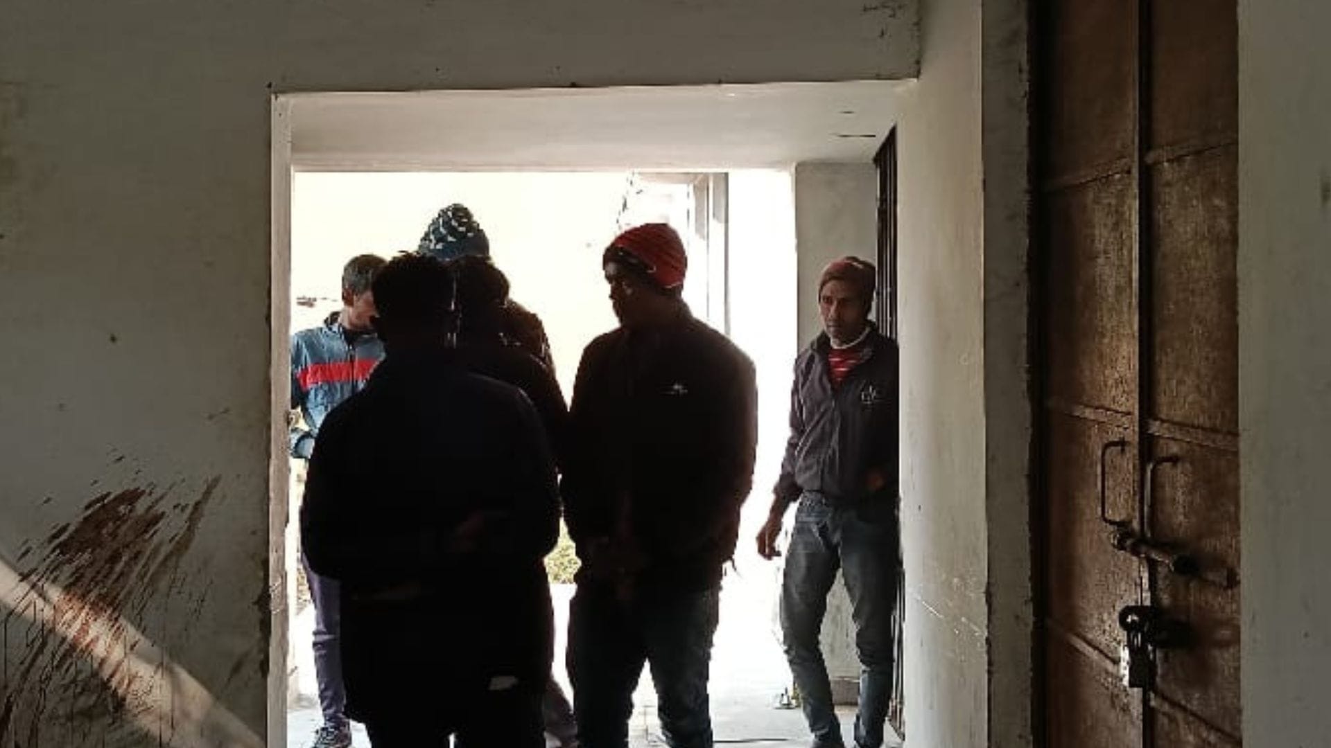 घटनास्थल पर जुटी भीड़
