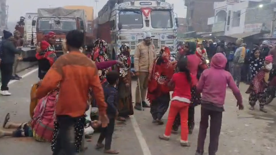 Kannauj Crime: Woman pelts stones at police to free the accused