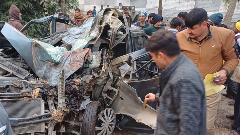 UP: A horrific accident in Saharanpur, a speeding car collided with a tree, four people died