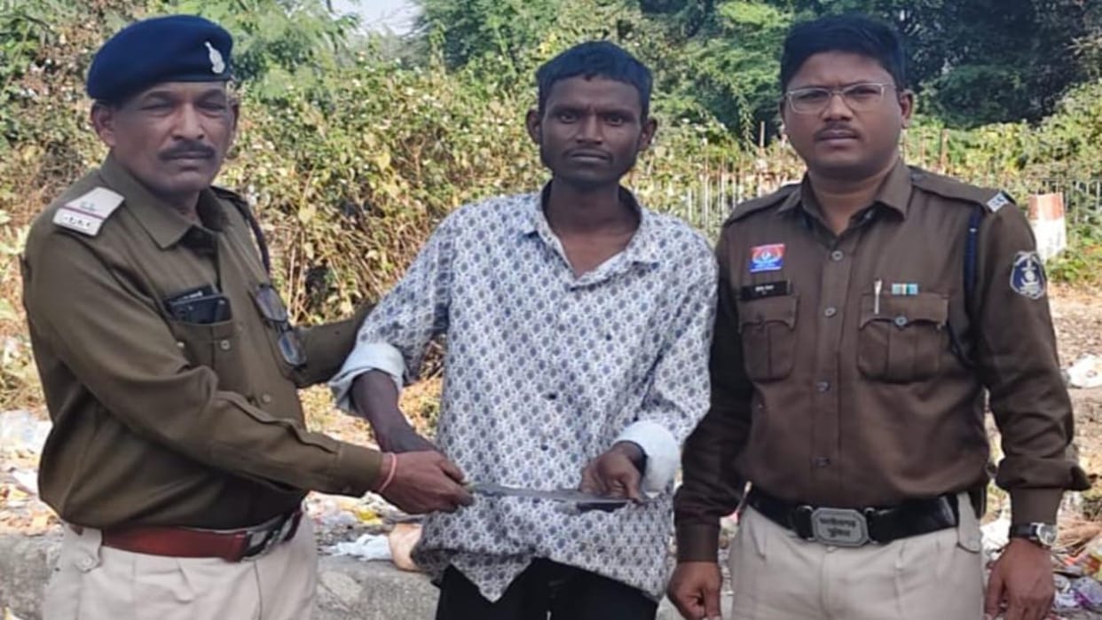 Accused arrested for scaring people by waving a sharp knife in Raipur