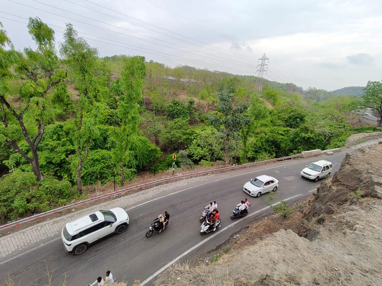 Indore: इंदौर-खंडवा रोड पर पांच जनवरी तक भारी वाहन प्रतिबंधित, बार-बार लग रहा जाम