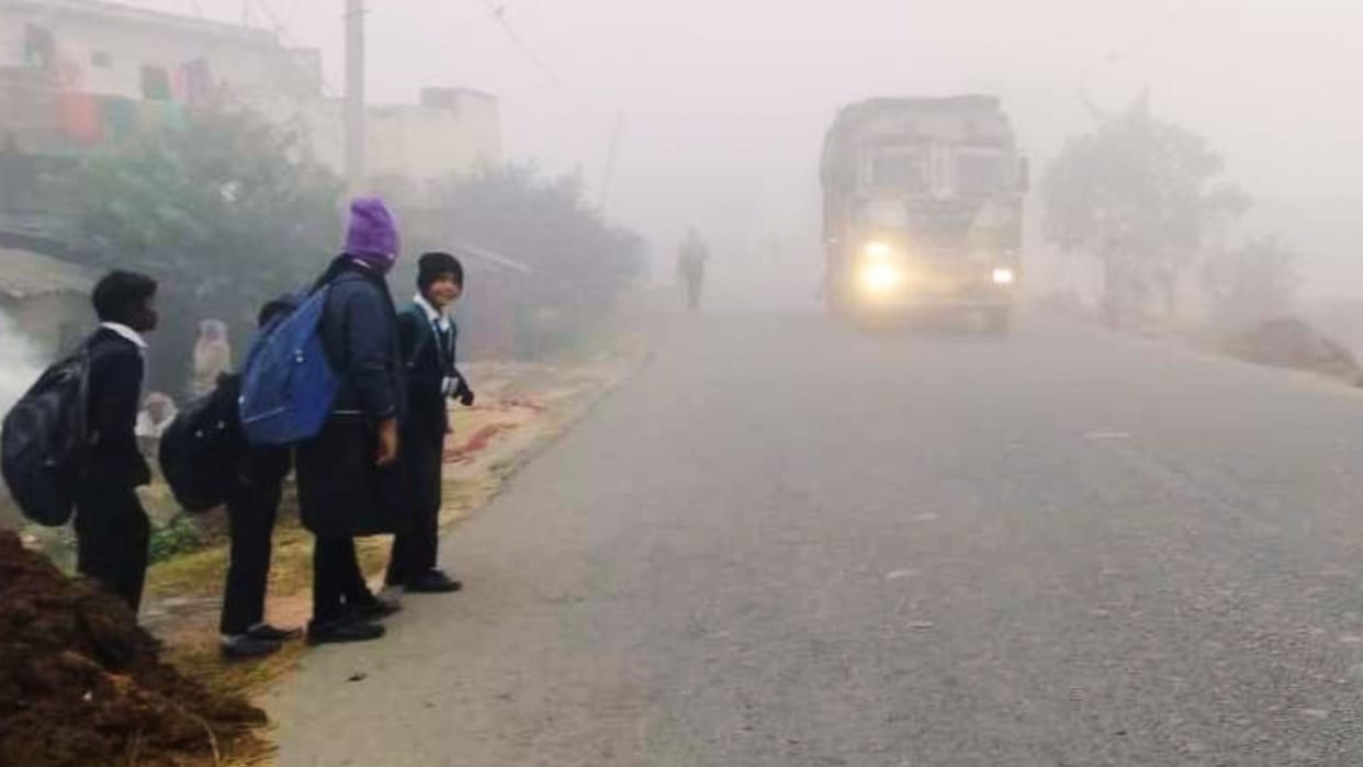 Chandauli engulfed in fog people shiver in cold Meteorological Department provides an update for New Year