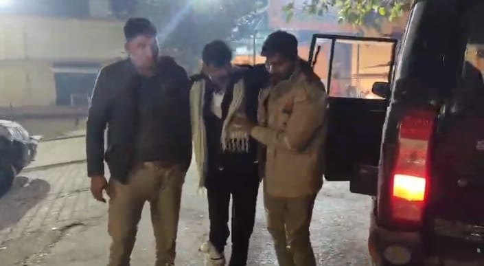 Banda chilli powder incident ends after 13 years accused carrying reward of one lakh arrested in encounter