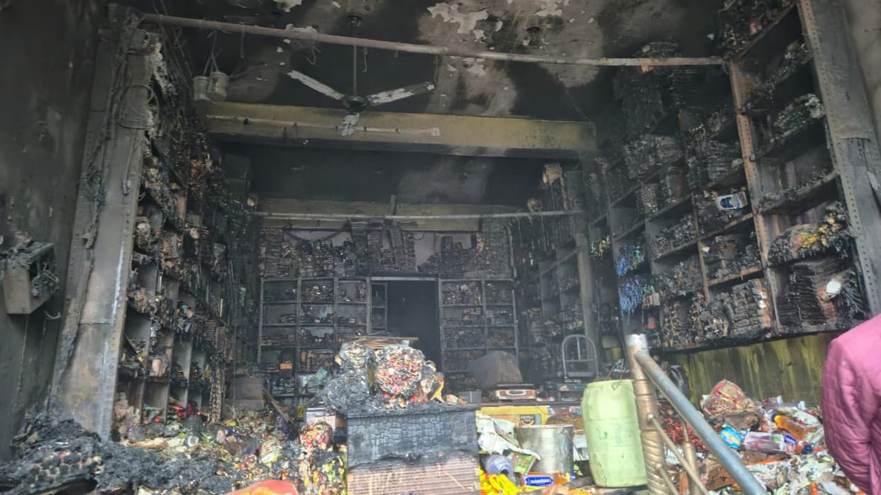 Farrukhabad Massive fire breaks out in building family rescued using ladder property worth 20 lakh destroyed