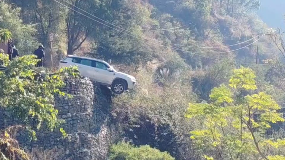 Chamoli Accident: Accident on Gairsain motorway, car carrying passengers from Haryana narrowly escapes falling