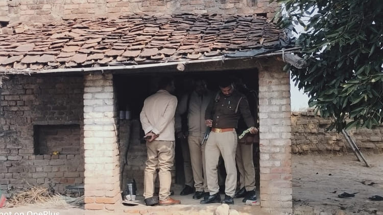Mahoba: खेत पर बने मकान में सो रहे किसान की ईंट-पत्थर से कूंचकर हत्या, जांच में जुटी पुलिस