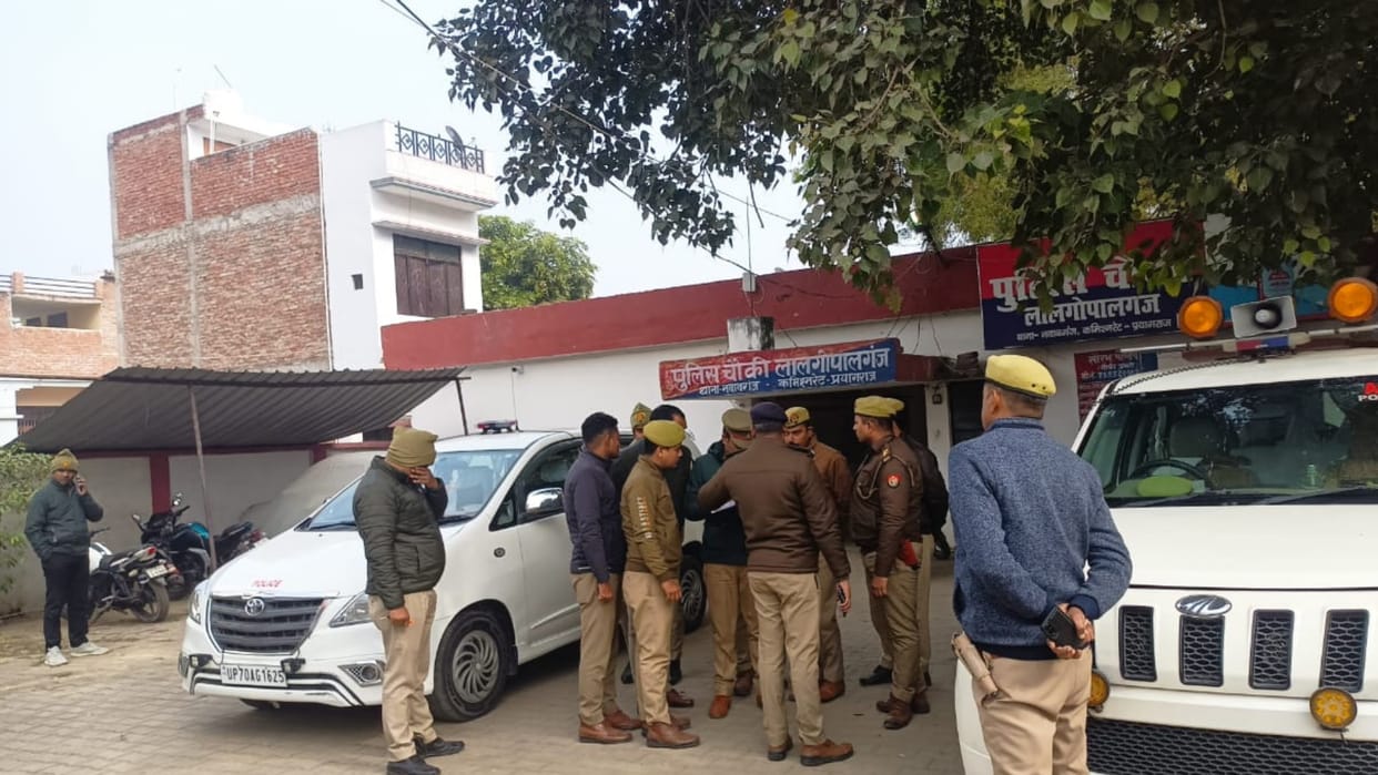 Masked miscreants robbed a cloth merchant of Rs 1 lakh at gunpoint in his shop