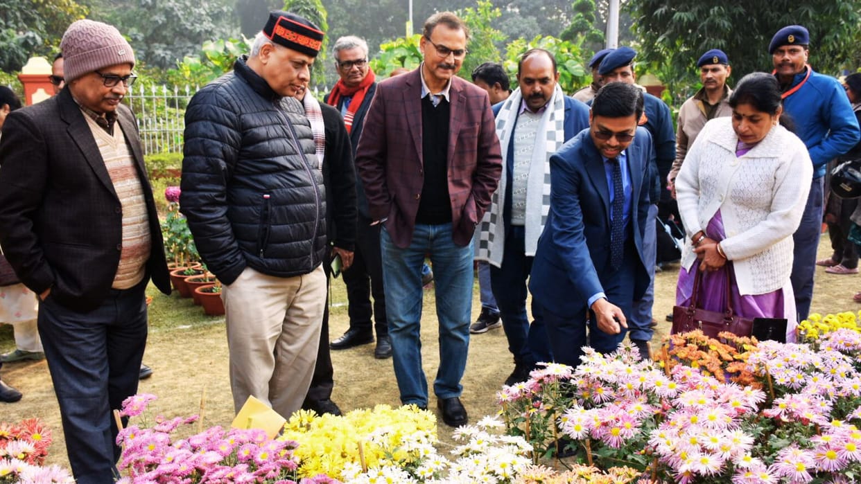 BHU 70,000 people visited flower exhibition 17 winners for flowers vegetables fruits chrysanthemums