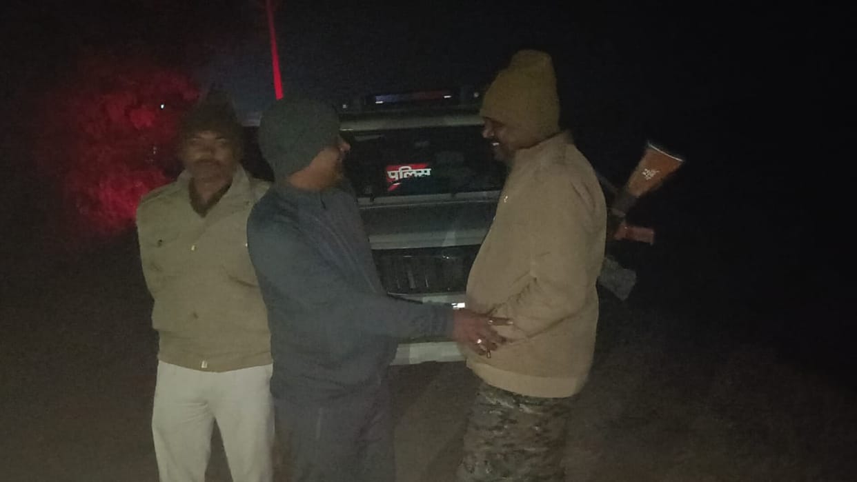 Bihar: Villagers angered by the arrest of a liquor smuggler, attack QRT team.