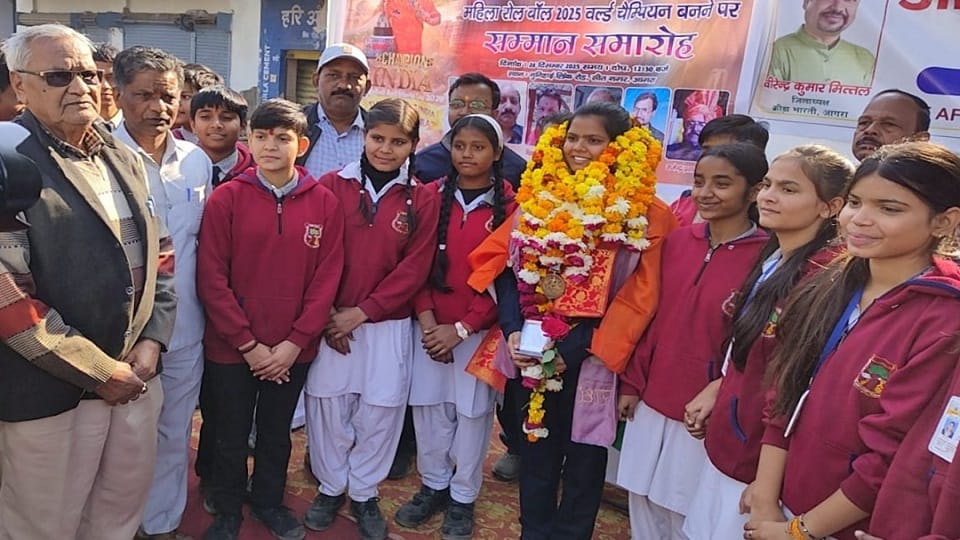Roll ball World Cup champion Prachi participated in a roadshow; flowers were showered upon her.