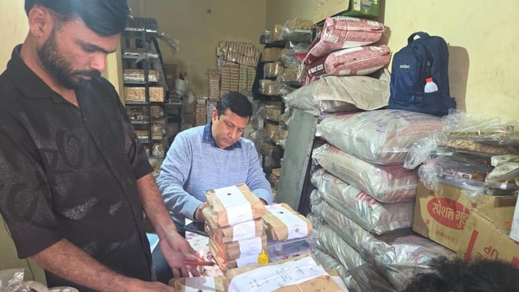 Indore News: गंदगी में बन रही थी गजक, प्रशासन ने दो फैक्ट्रियों पर जड़ा ताला