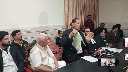 पांवटा साहिब विश्राम गृह में पत्रकार वार्ता करते हुए द ग्रेट खली व अन्य।