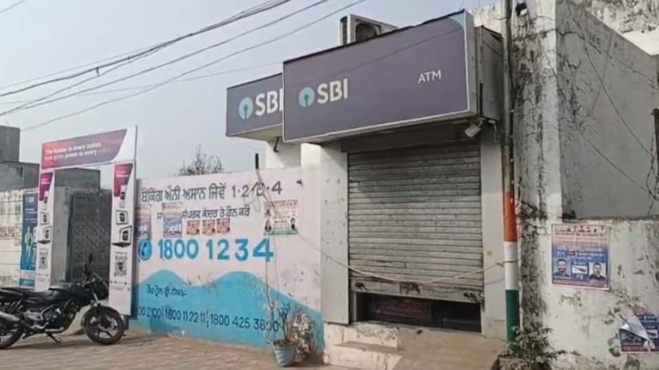 Robbery at an SBI ATM on the Phagwara Jalandhar National Highway
