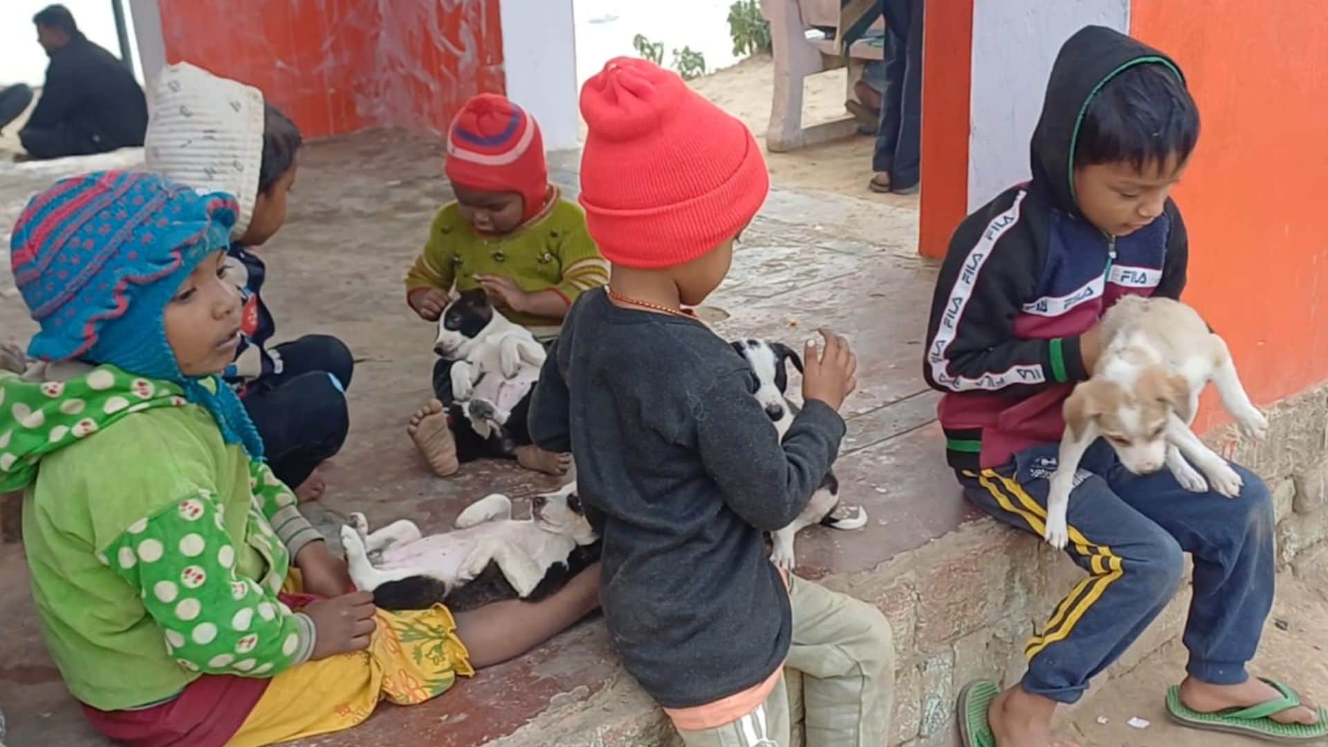 Chandauli engulfed in fog people shiver in cold Meteorological Department provides an update for New Year