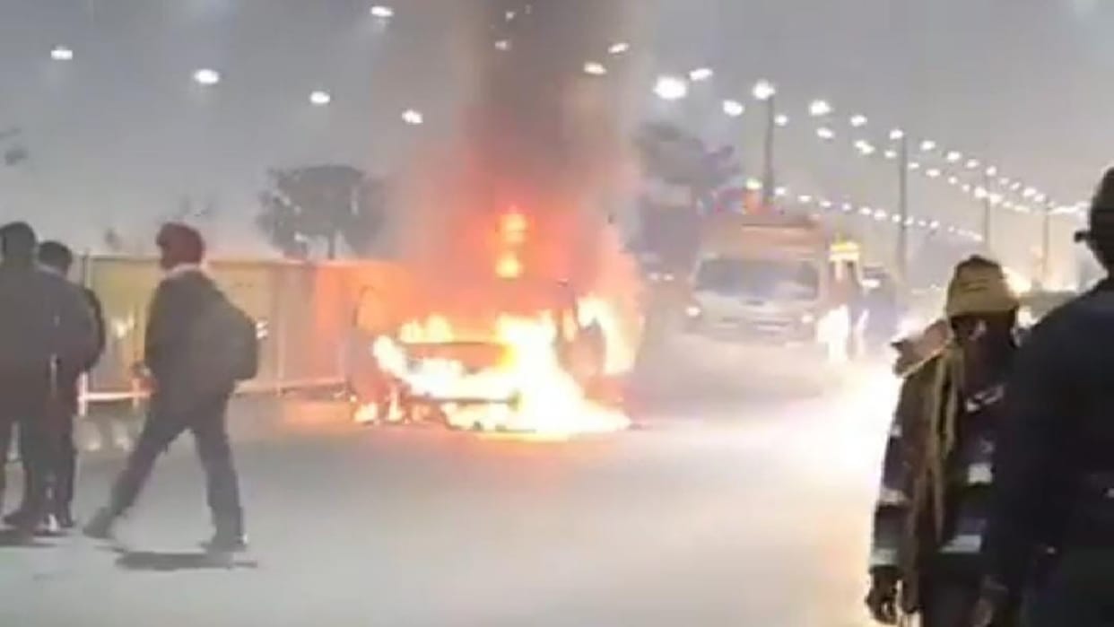 Moving car of a youth returning home from duty caught fire in Faridabad