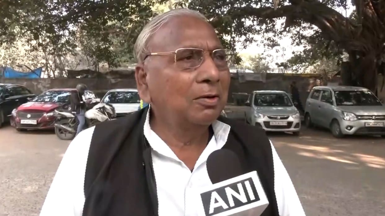 'Party doesn't think this way': Congress leader V Hanumantha Rao on Shashi Tharoor's remarks about PM Modi