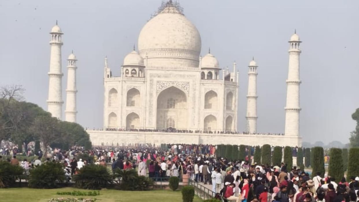 Symbol of love: Taj Mahal... Crowds flock to see the seventh wonder of the world