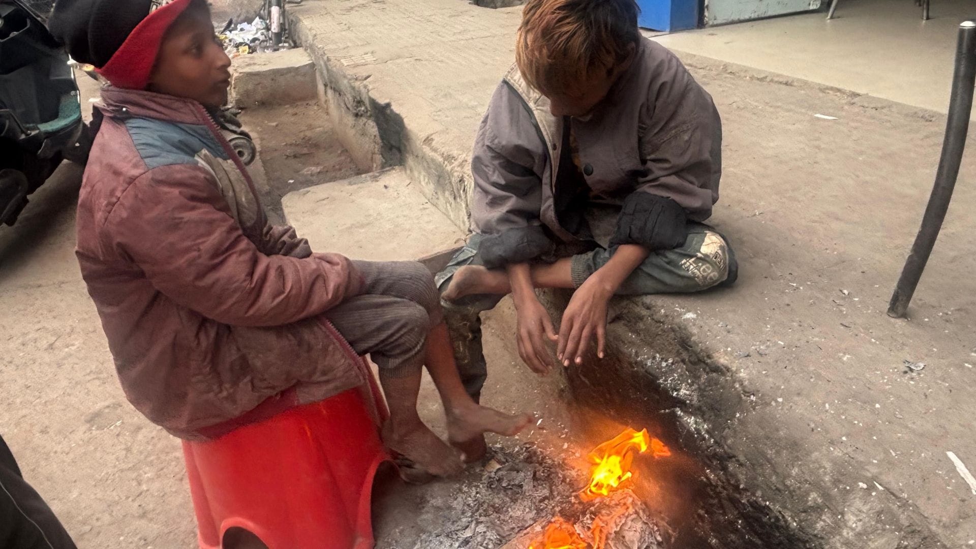 भीषण ठंड में आग तापते बच्चे