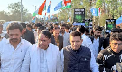 Bhopal News: NSUI takes to the streets to stop tree felling, organizes protest march; Patwari says it's playin