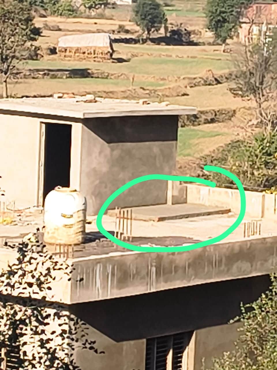 चिंगस स्कूल की छत पर नमाज पढ़ने के लिए बनाया गया चबूतरा।