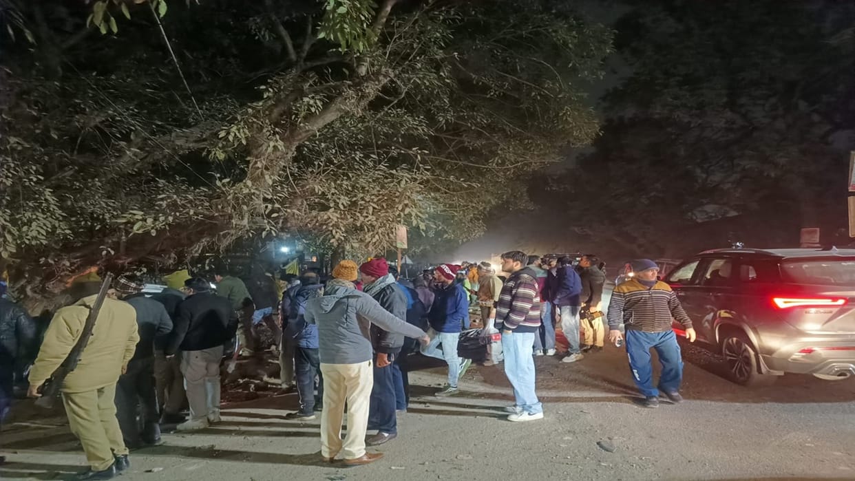 overspeed car crashed through the wall of Nehru Park and fell into a drain in pilibhit