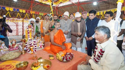 Andhra CM Chandrababu Naidu in Ayodhya Offered Prayers at Ram Mandir Photos Video News in Hindi