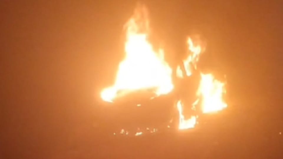 Bijnor: Passengers beat the driver for driving slowly in fog, after some time the car was found burning.