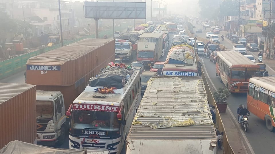 traffic jams in Agra on Sunday during weekend